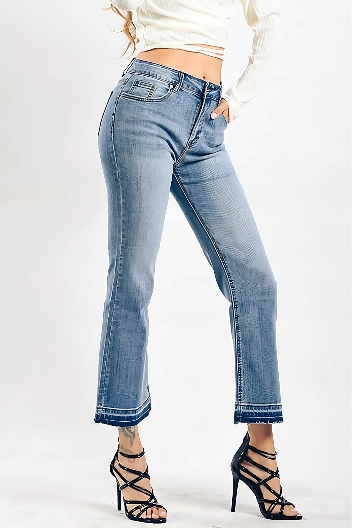 جينز أمهات بقصة عالية الخصر قصيرة