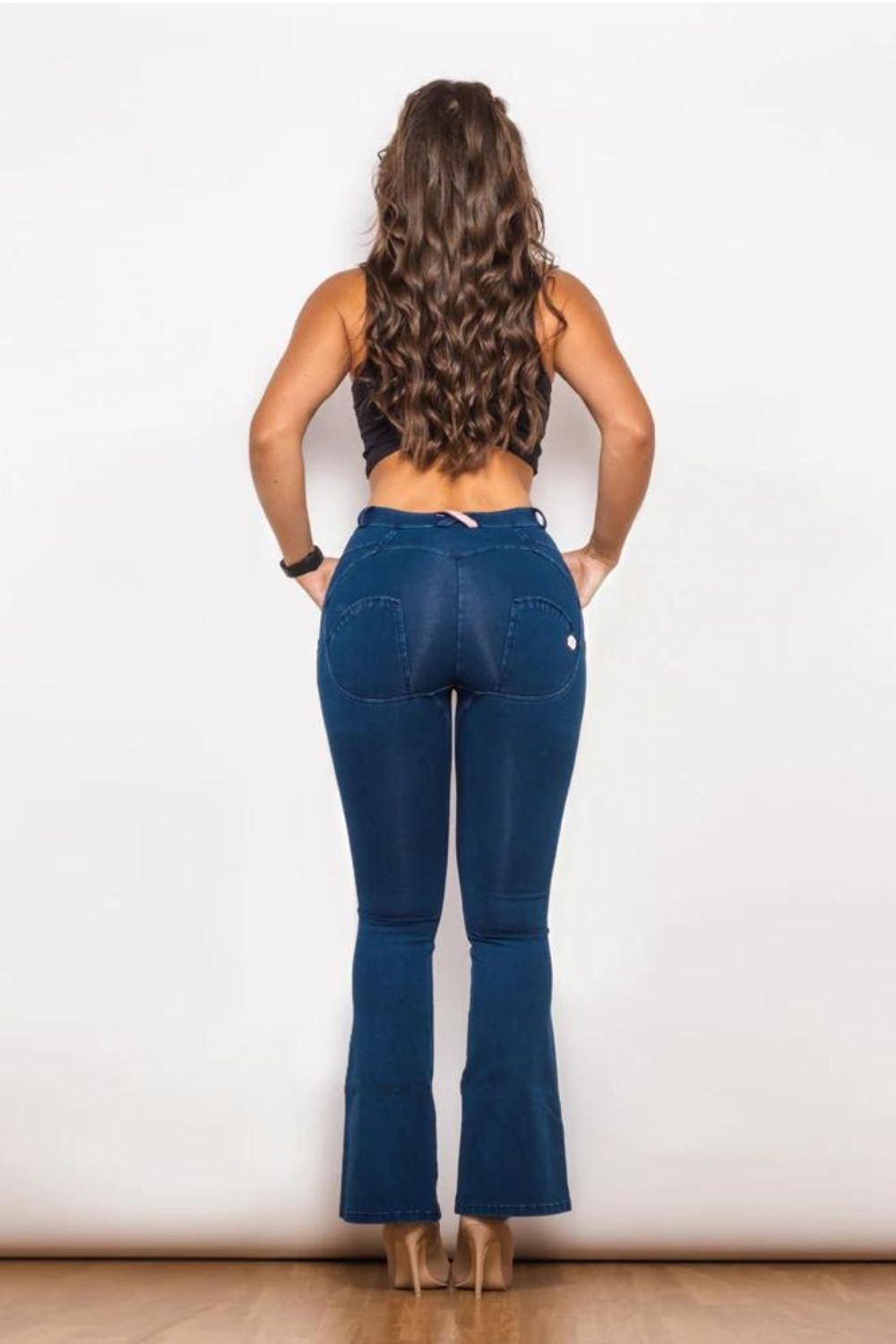 Jean bootcut taille mi-haute rehaussant les fesses