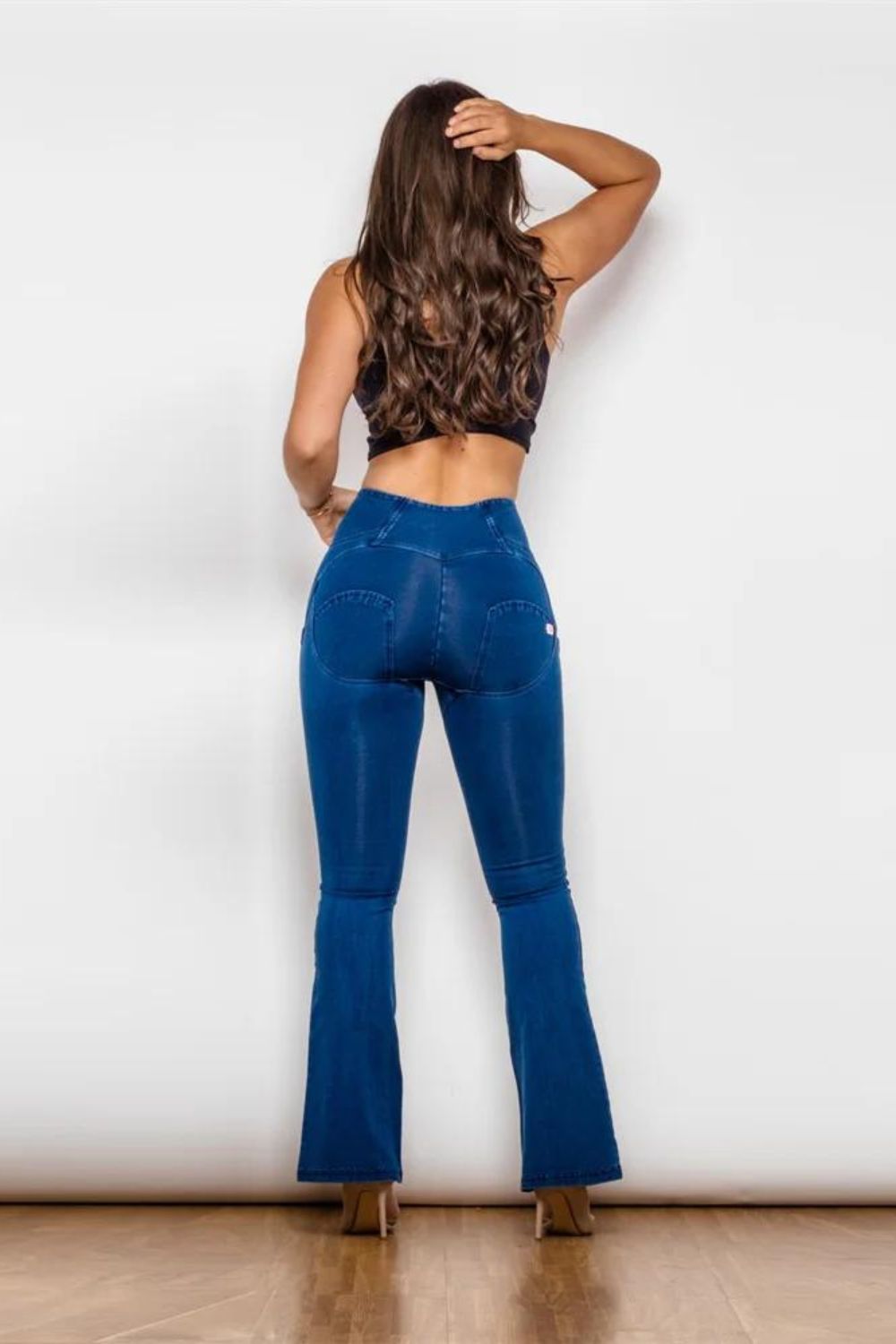 Jean bootcut taille mi-haute rehaussant les fesses