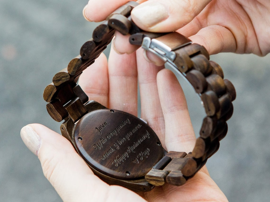 ساعة خشبية محفورة وصندوق