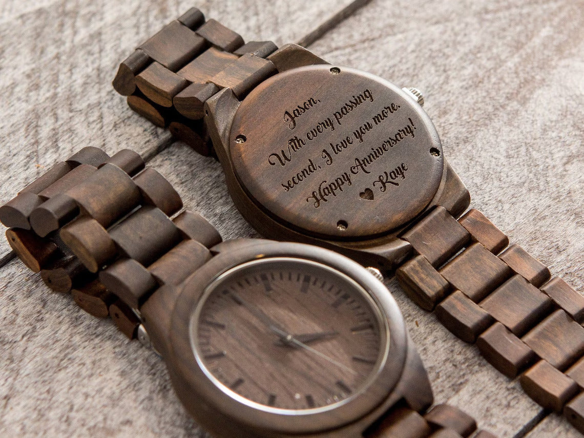 ساعة خشبية محفورة وصندوق