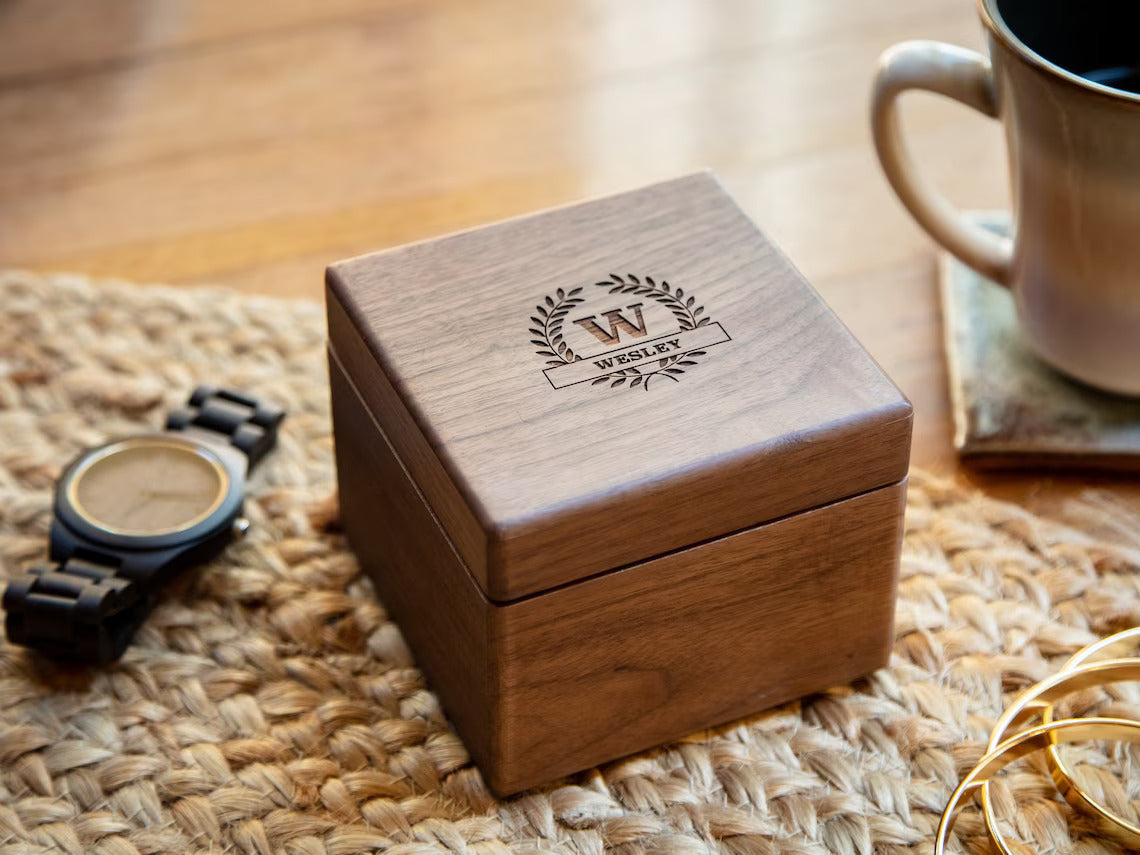 ساعة خشبية محفورة وصندوق