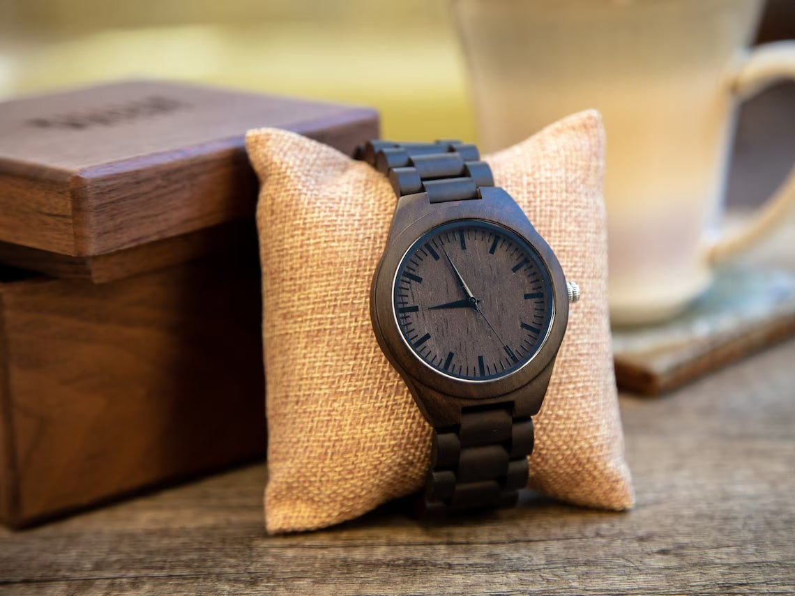 ساعة خشبية محفورة وصندوق