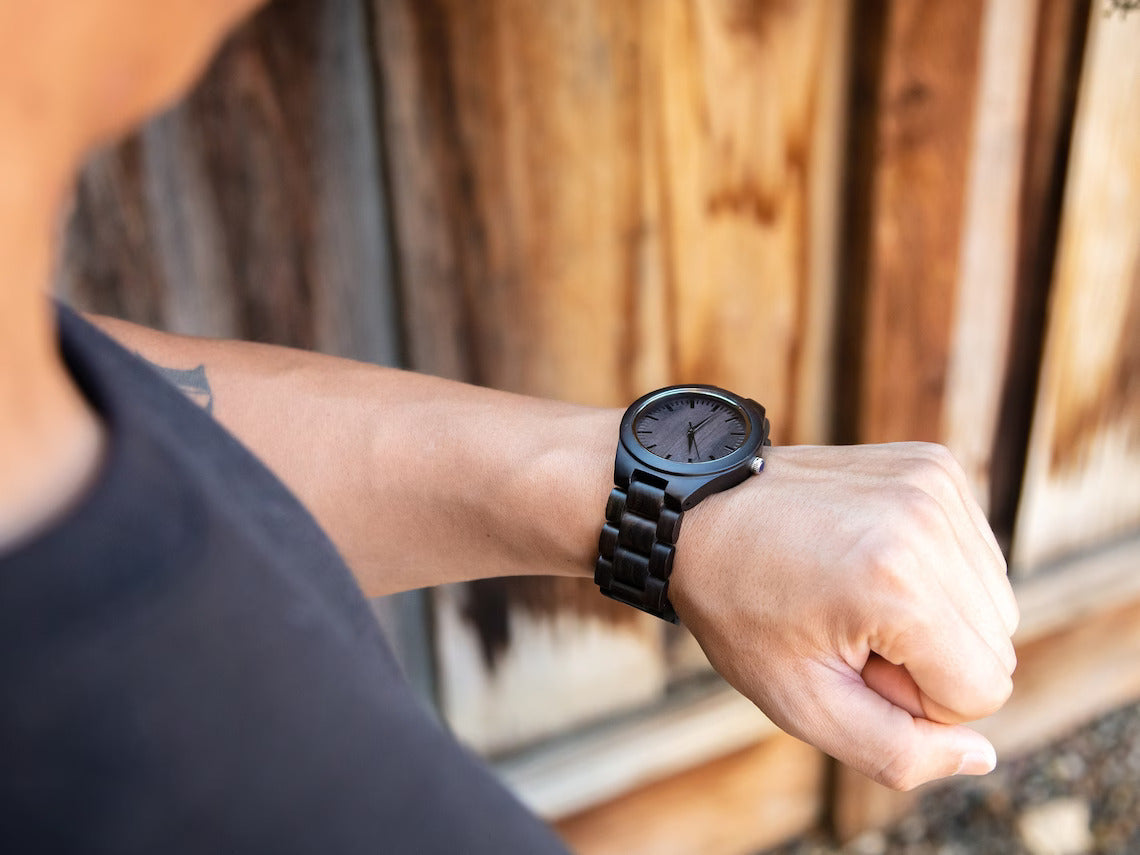 ساعة خشبية محفورة وصندوق