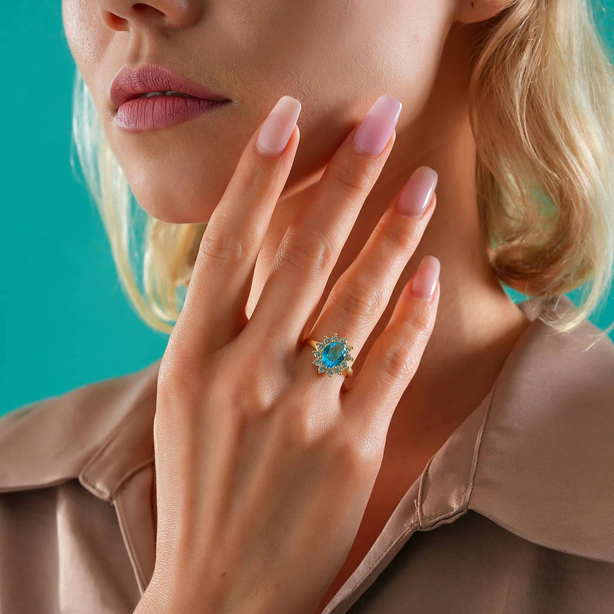 Oval ring med akvamarin som födelsesten