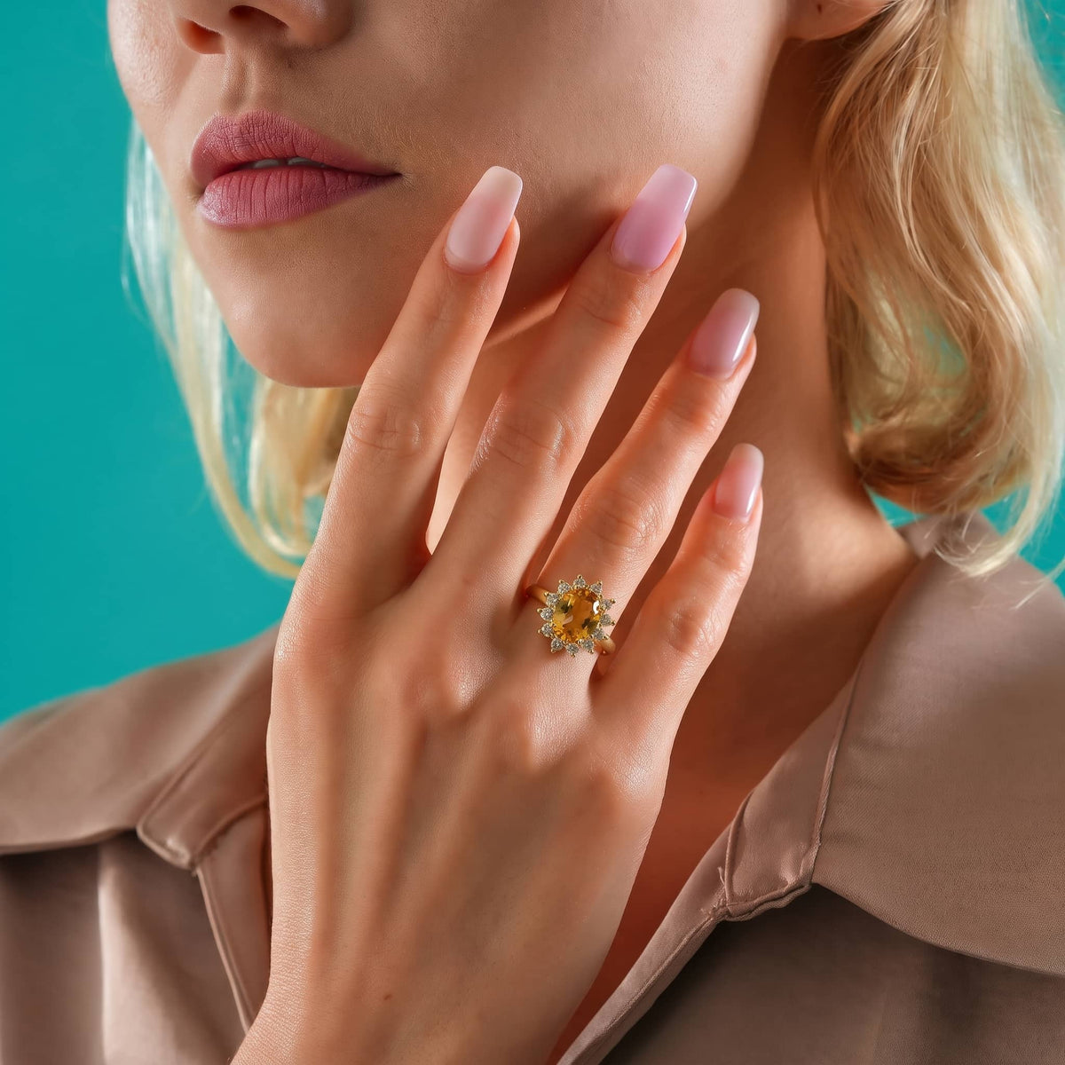 Oval ring med citrin som födelsesten