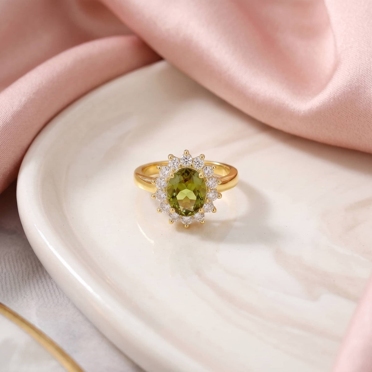 Bague halo en péridot et diamants