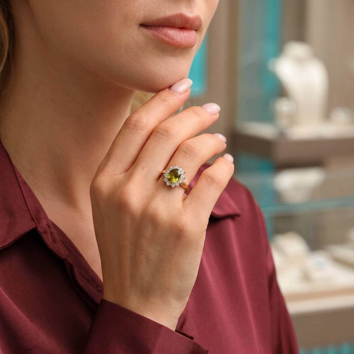 Bague halo en péridot et diamants