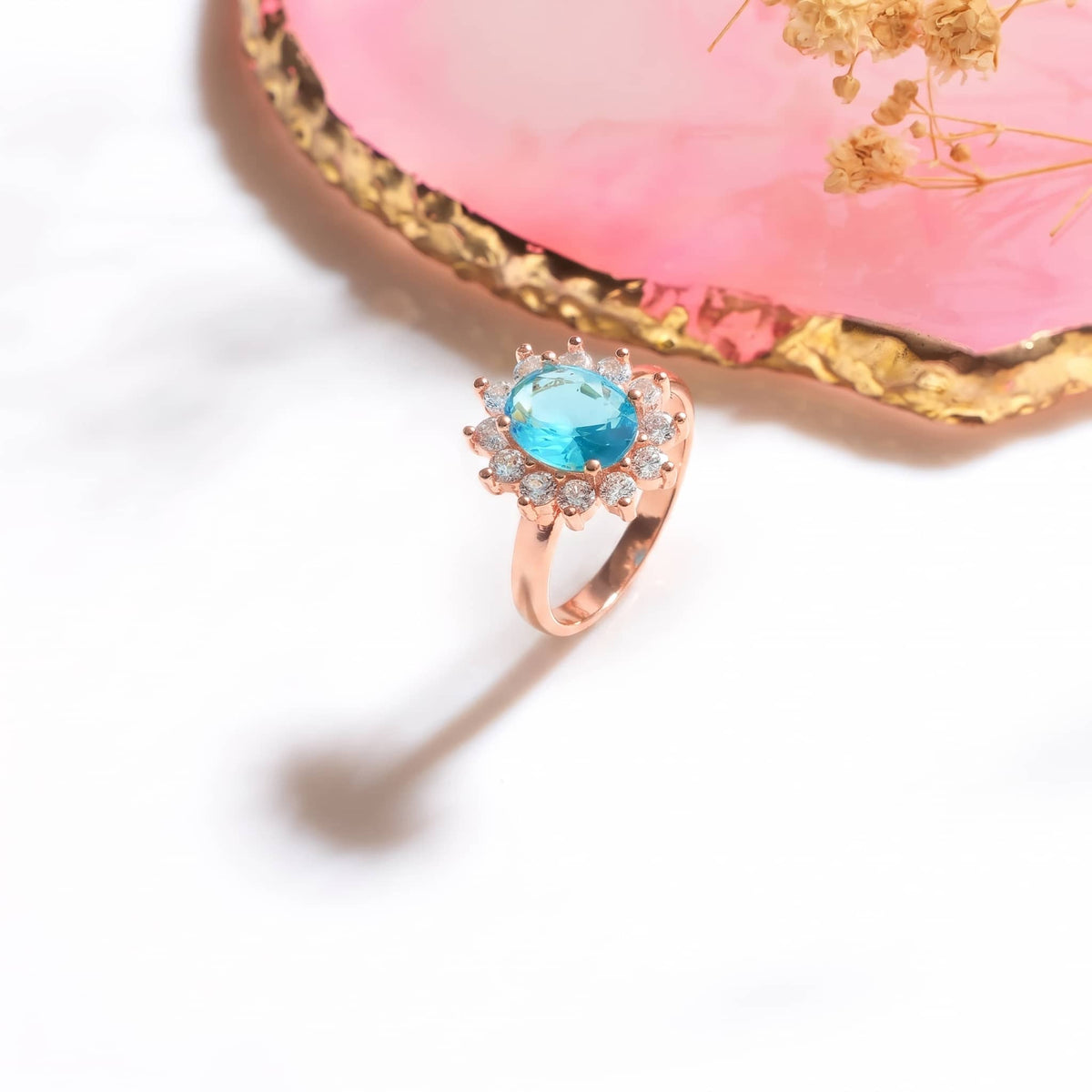 Oval ring med akvamarin som födelsesten