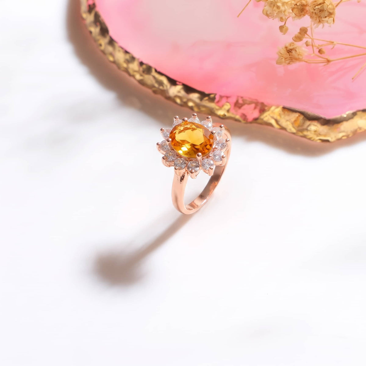 Oval ring med citrin som födelsesten