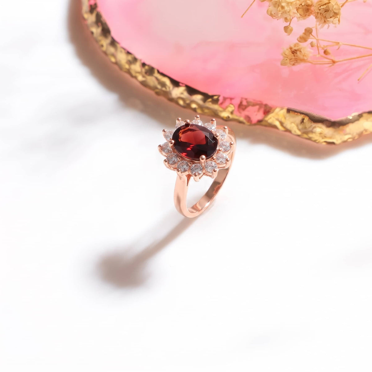 Ovale ring met granaat als geboortesteen