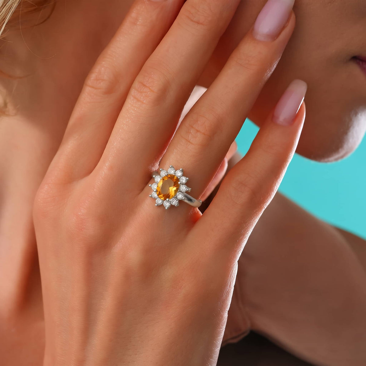 Oval ring med citrin som födelsesten