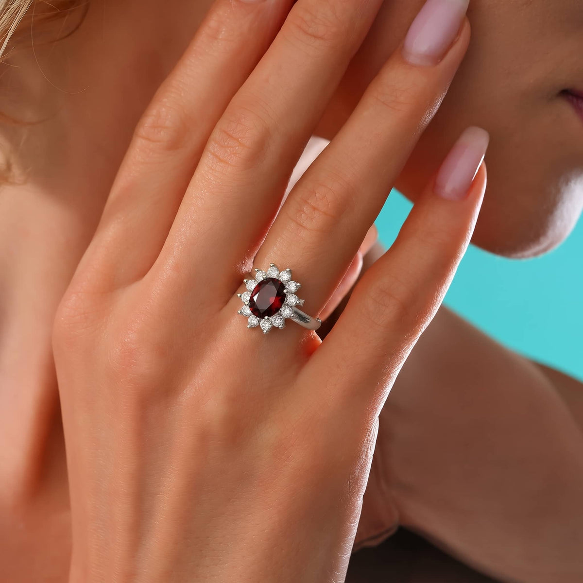 Ovale ring met granaat als geboortesteen
