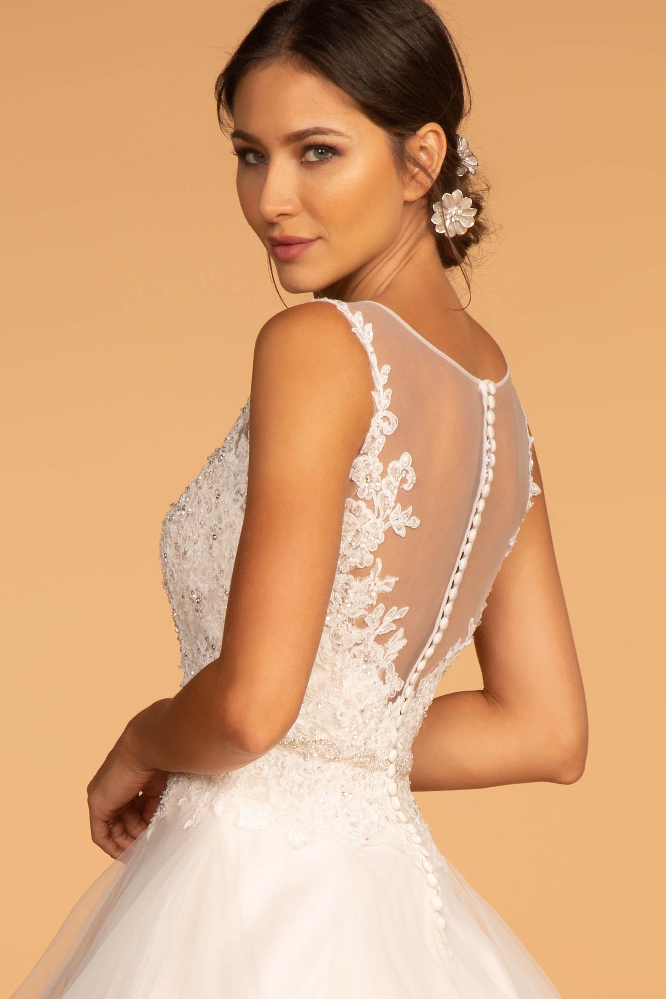 sleeveless lace wedding dress